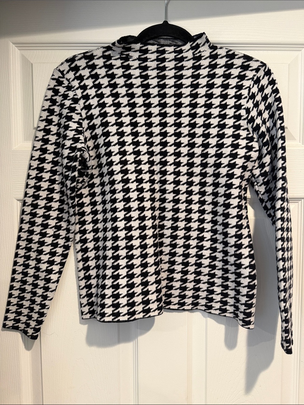 Black & White Houndstooth Long Sleeve Top